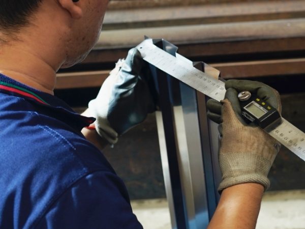 The worker is measuring the size of swirl board plate in column internal.