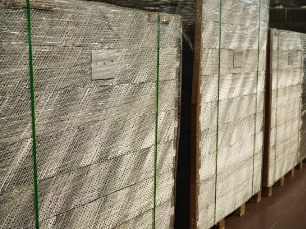 Perforated plate packing products are well packed and placed in a wooden case.